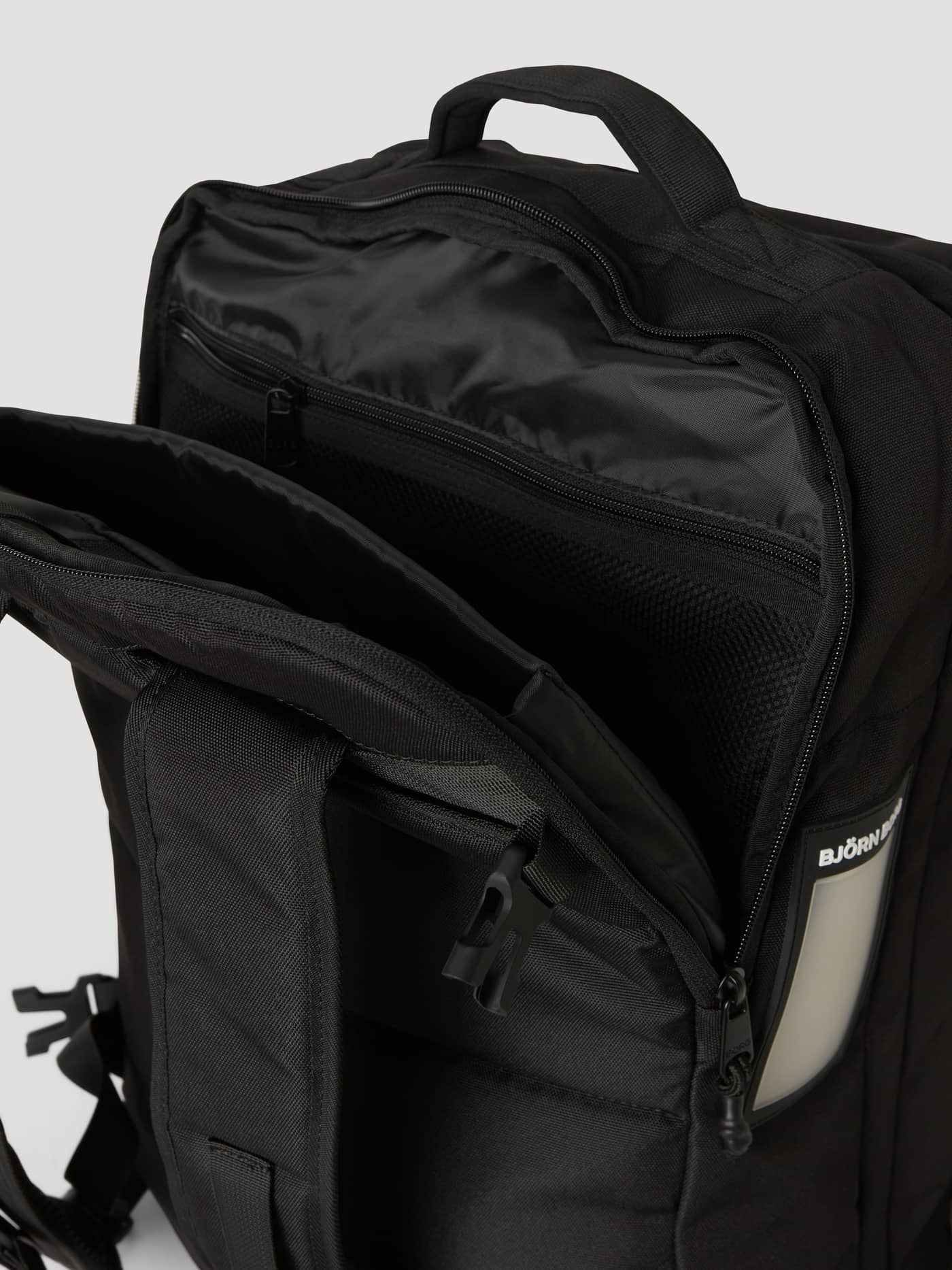 Åbne lynlåsrum og mesh-opbevaring på Borg Travel Backpack L - 35L i Black Beauty (Sort) med hvidt logo. - Image 4
