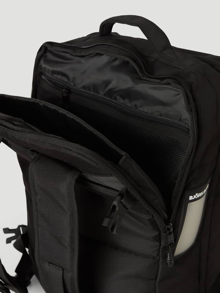 Open ritsvakken en mesh-opbergruimte van de Borg Travel Backpack L - 35L in Black Beauty (Zwart) met een wit logo. - Image 4