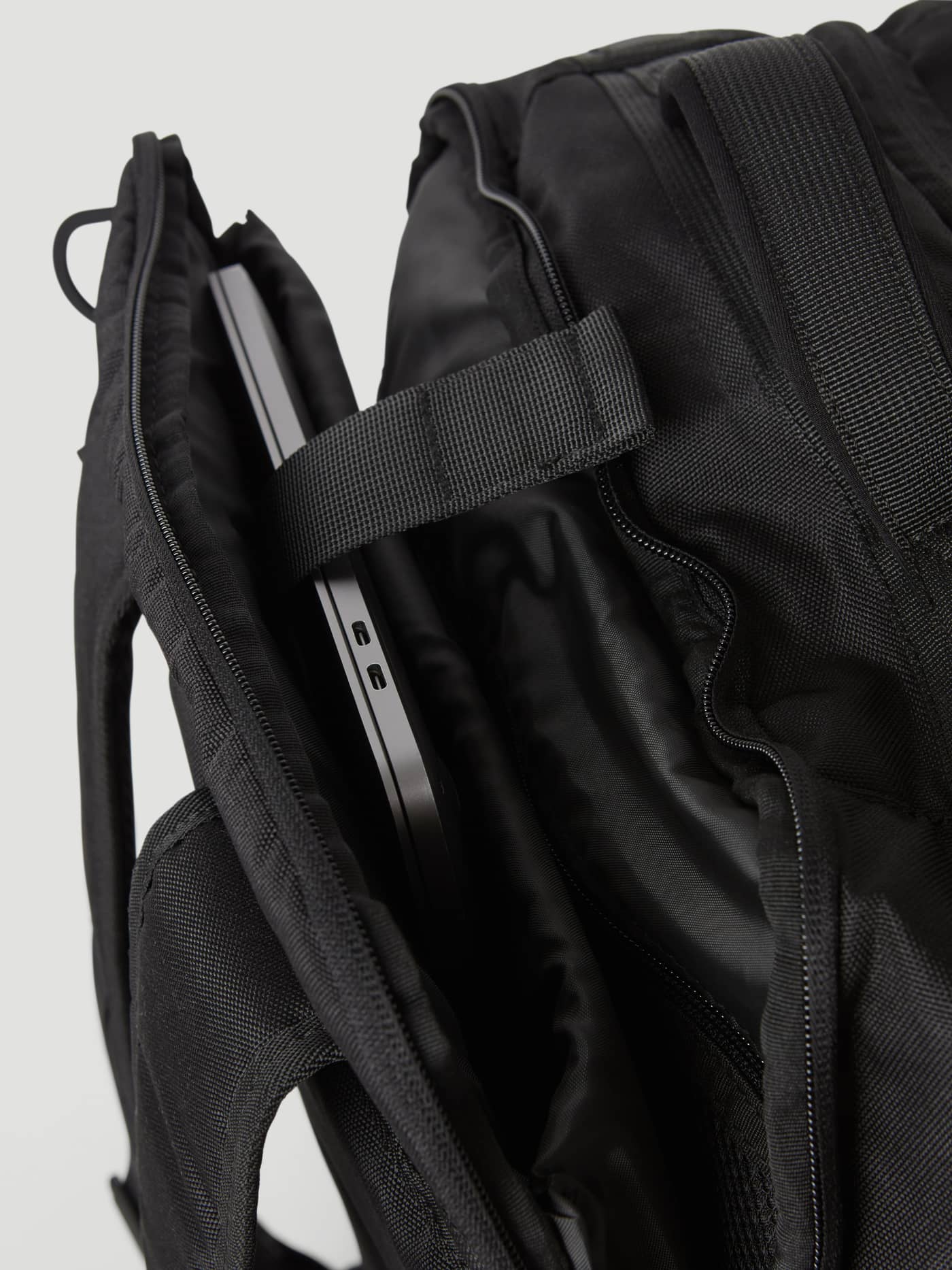Interior view of the Borg Travel Backpack L - 35L in Mountain View (Green) showing the padded laptop compartment. - Image 7