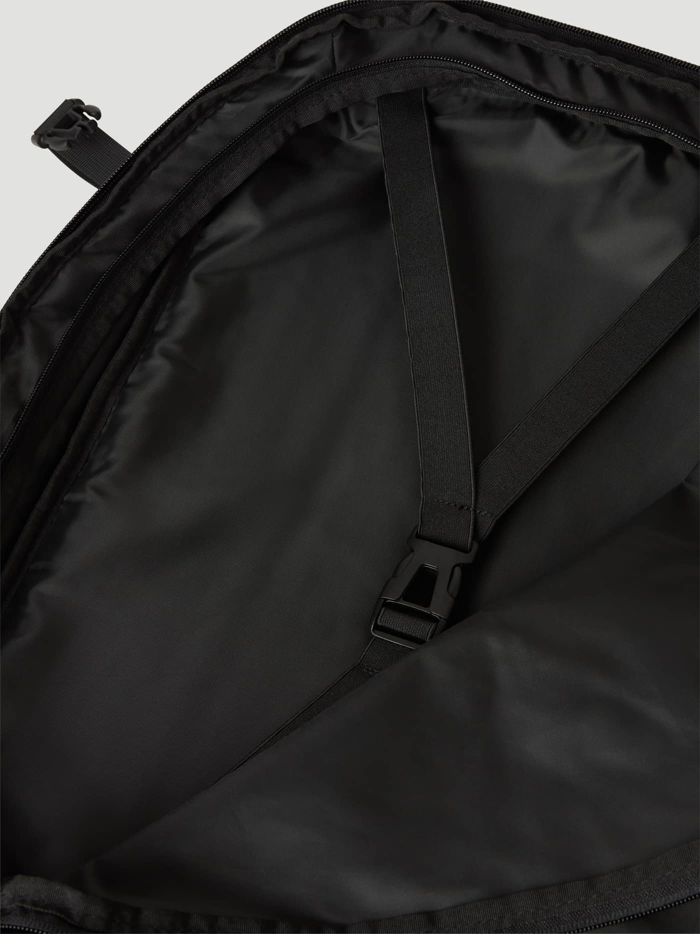 Borg Travel Backpack L - 35L i Black Beauty (Sort) set indvendigt med sikre pakkeremme og et spænde. - Image 5