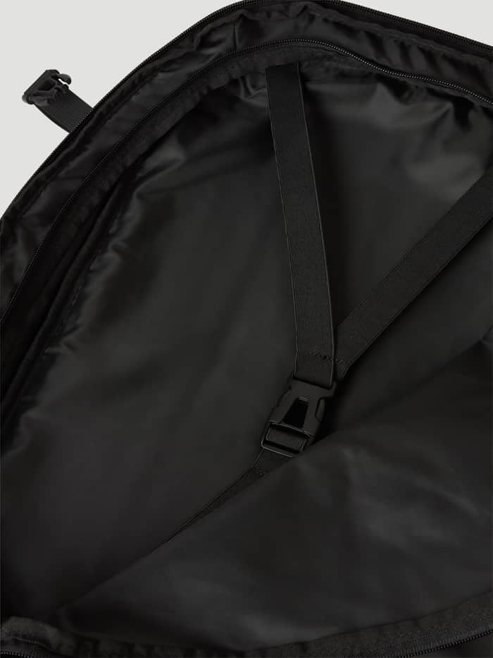 Binnenaanzicht van de Borg Travel Backpack L - 35L in Black Beauty (Zwart) met stevige inpakriemen en een gesp. - Image 5