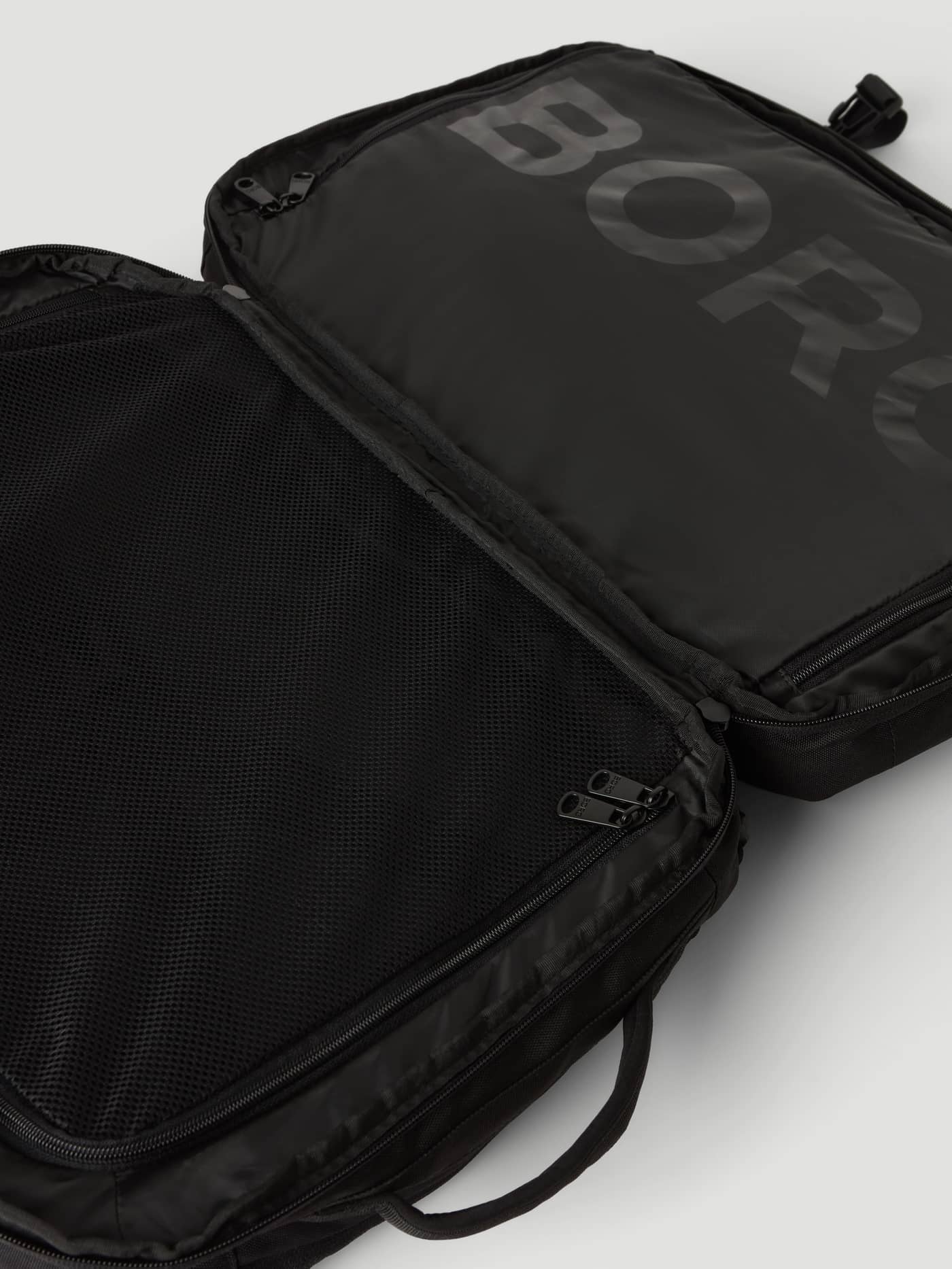 Borg Travel Backpack L - 35L i Black Beauty (Sort) vist åben med mesh-rum med lynlås og et sort BORG-logo. - Image 6
