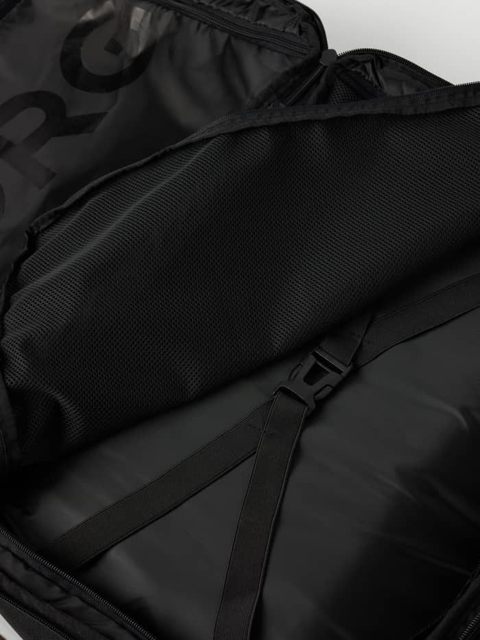 Binnenaanzicht van de zwarte voering en inpakriemen in de Borg Travel Backpack L - 35L in Bone White (Wit). - Image 3