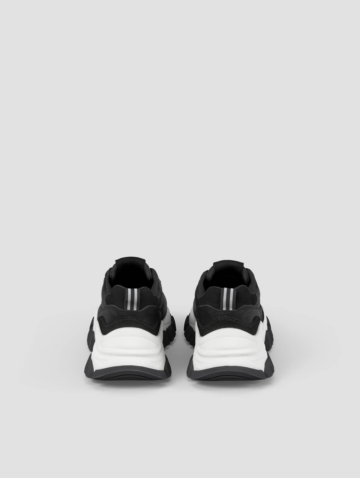 Back view of the black Women's Sneaker R2600 Bsc, a chunky training shoe crafted from synthetic leather and textile. - Image 3