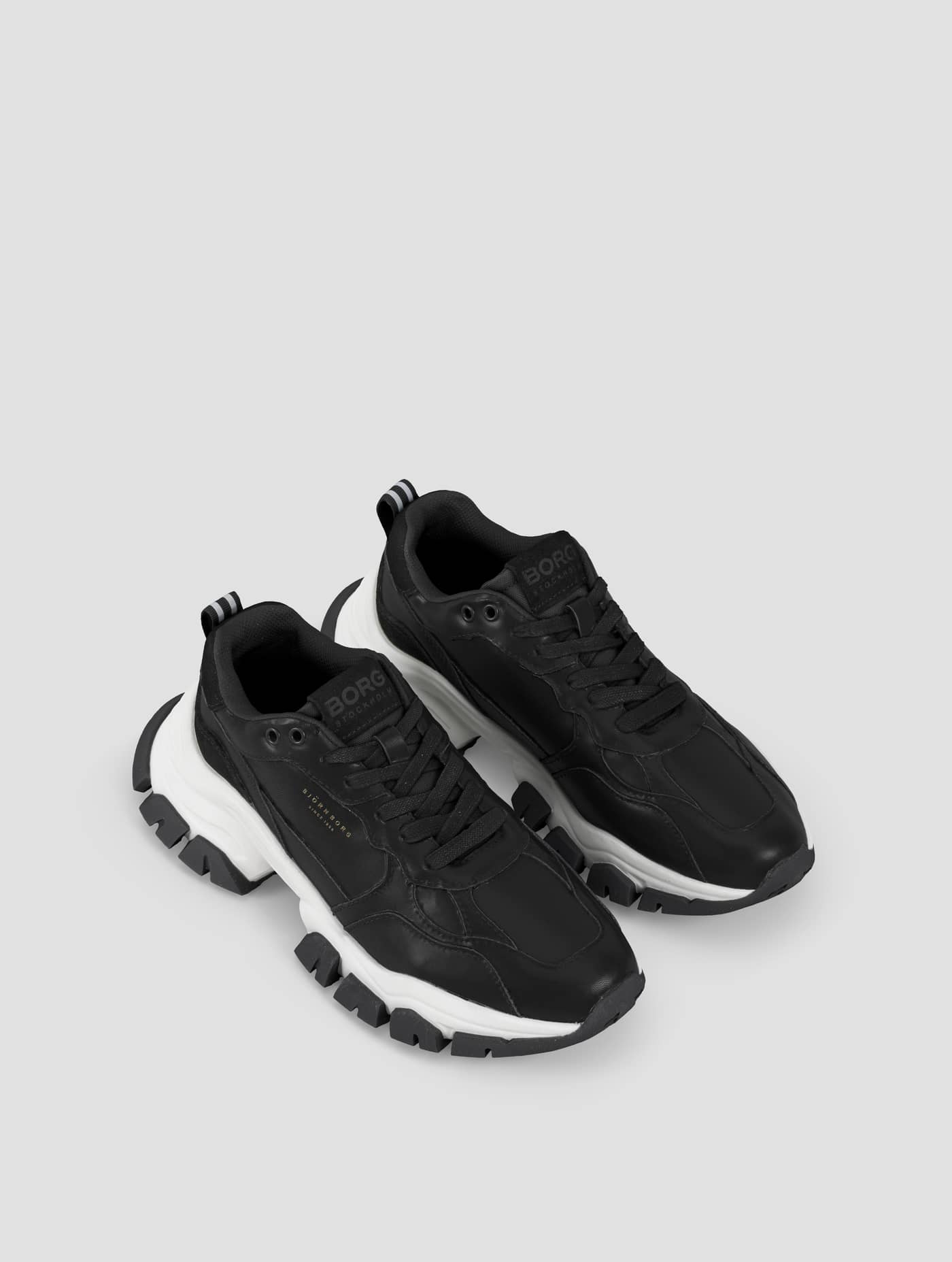 Black Women's Sneaker R2600 Bsc for training, featuring a chunky white outsole and synthetic leather upper. - Image 2