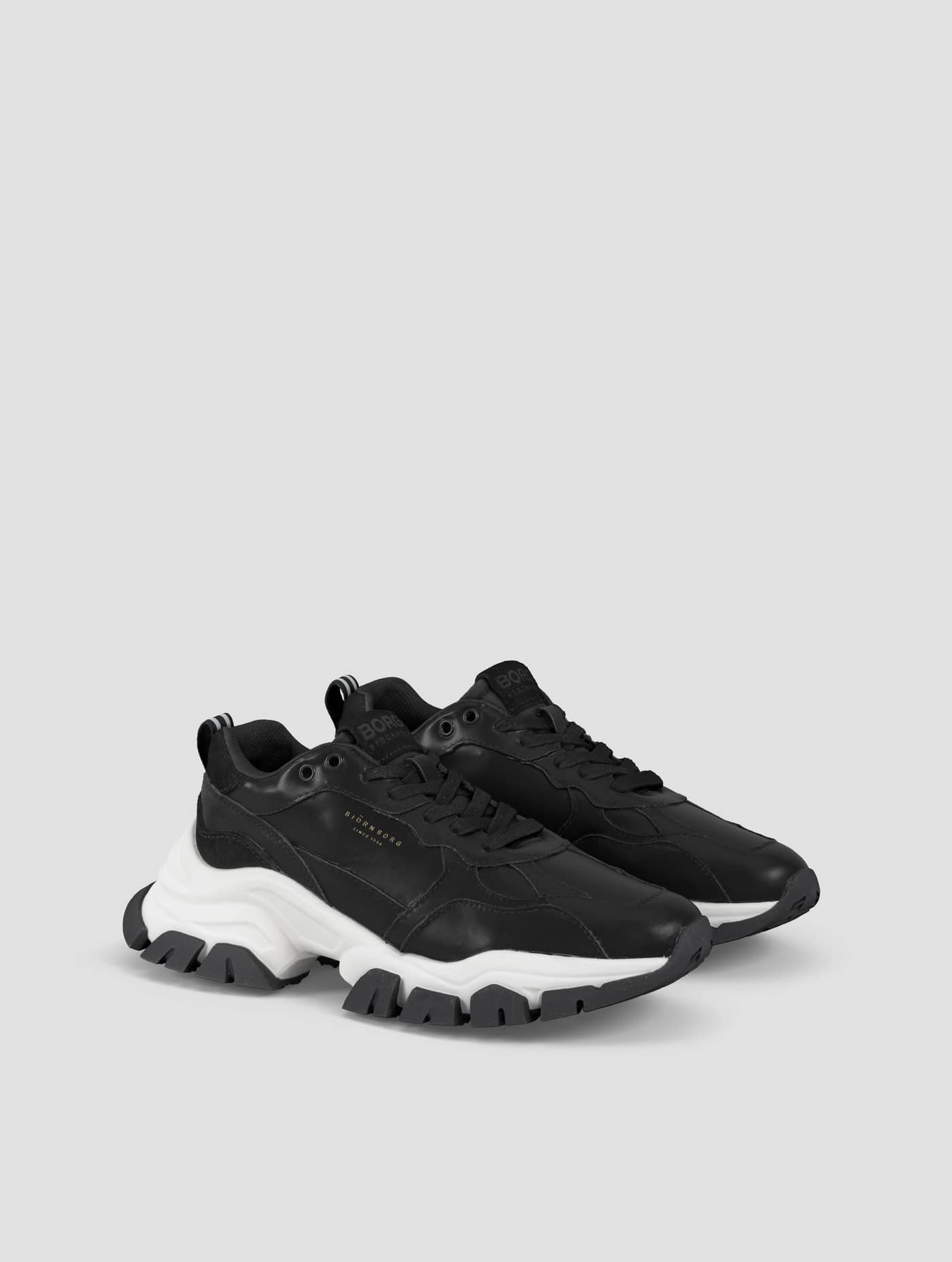 Women's Sneaker R2600 Bsc in Black, a chunky training shoe featuring synthetic leather and a comfortable, stylish fit. - Image 1