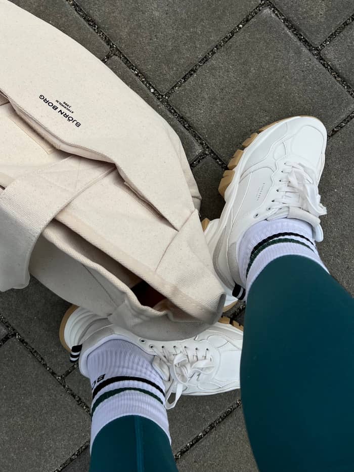 Women's Sneaker R2600 Bsc in Wit met een chunky training-stijl en comfortabele pasvorm, naast een canvas tas met logo. - Image 5