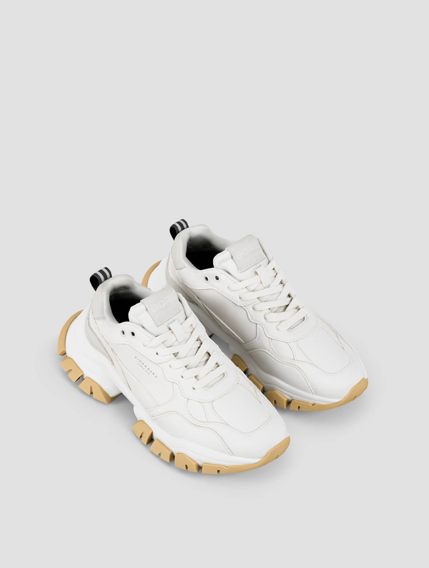 White Women's Sneaker R2600 Bsc training shoes featuring a chunky rubber outsole and breathable mesh for style and fit. - Image 3