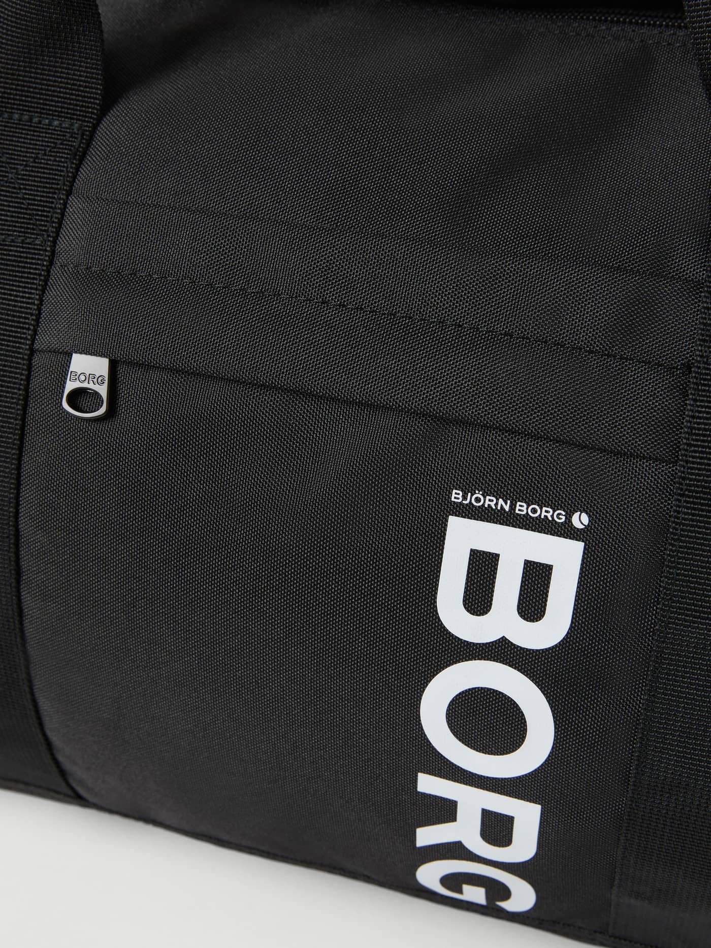 Gros plan du Core Sports Bag 31L en Black Beauty (Noir) avec logo BORG blanc et poche zippée pour le training. - Image 4