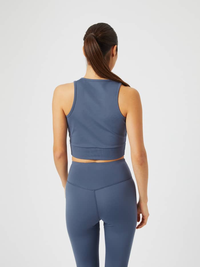 Vue de dos d'une femme portant le Studio Cross Tank en Nightshadow Blue (Bleu) pour l'entraînement. - Image 2