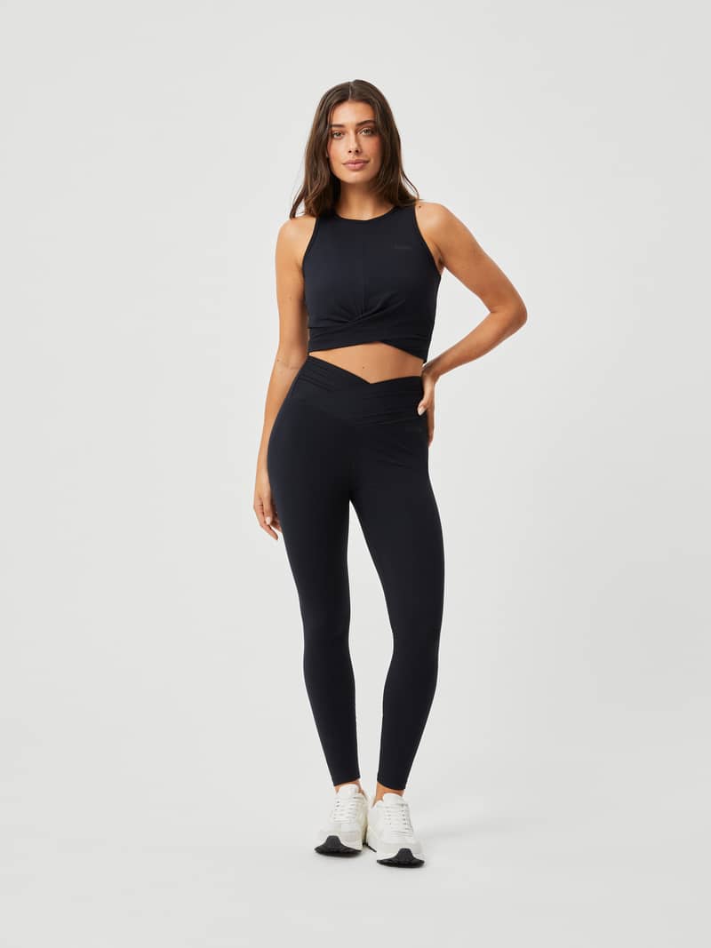 Full-body front view of a model wearing high-waisted Björn Borg Studio Cross Tights in Black Beauty (Black) for training.