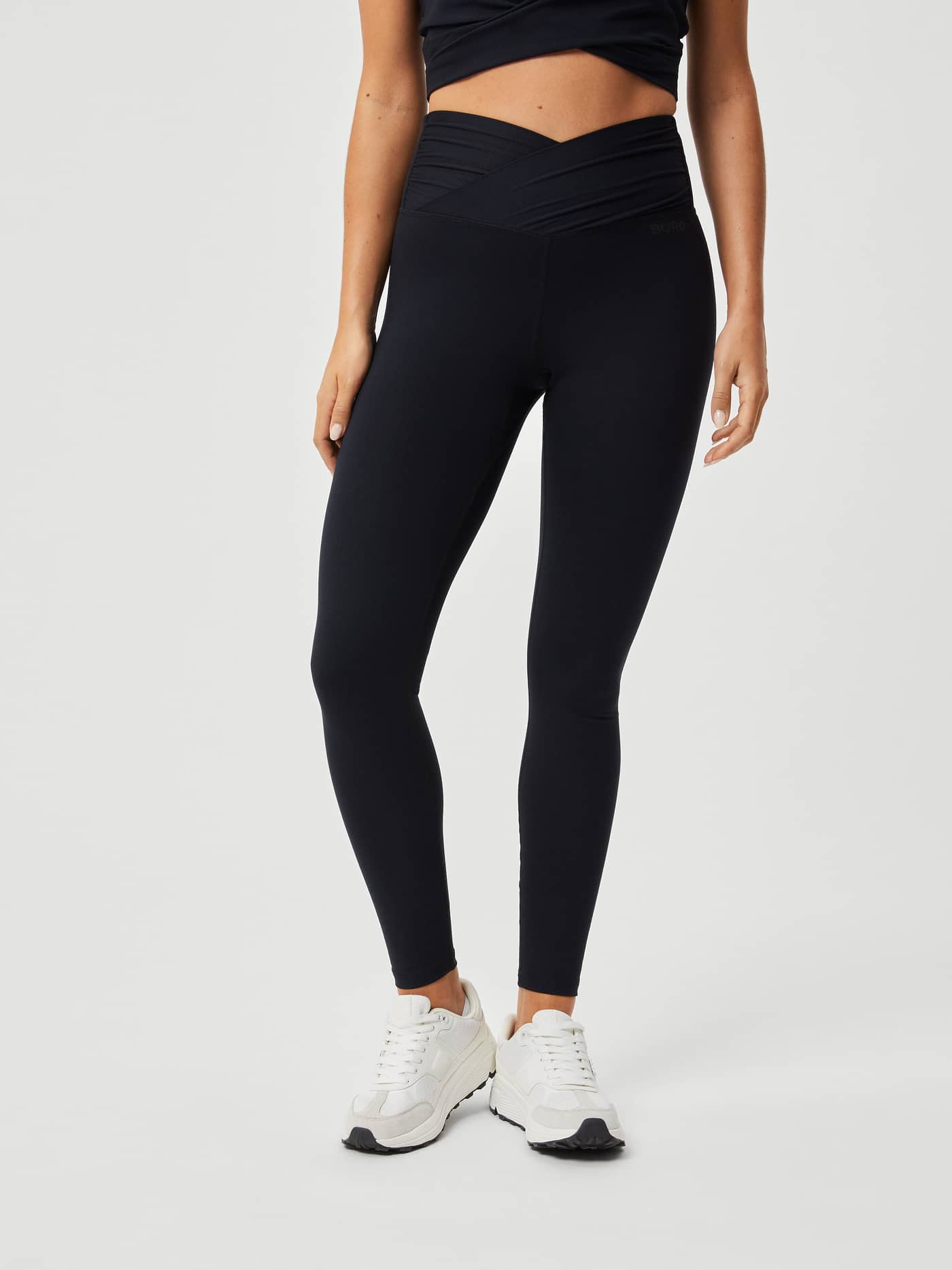 Studio Cross Tights i Black Beauty (Svart) sett forfra, treningstights med tvistet midje og stilig passform. - Image 3