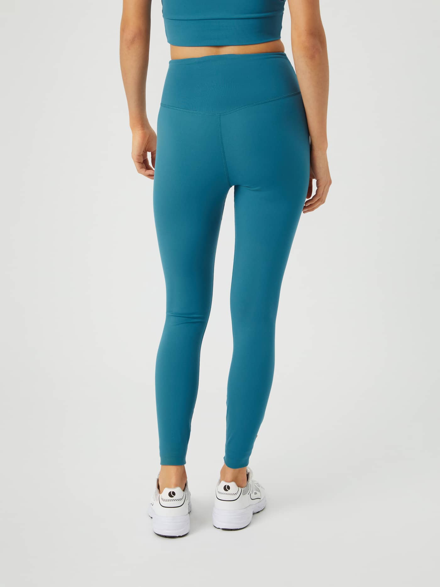 Studio Cross Tights in Mallard Blue (Blauw) in achteraanzicht voor een stijlvolle en ondersteunende trainingspasvorm. - Image 3