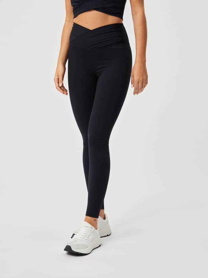Front view of the training-ready Björn Borg Studio Cross Tights in Black Beauty (Black) with a twisted high-waist detail. - Image 2