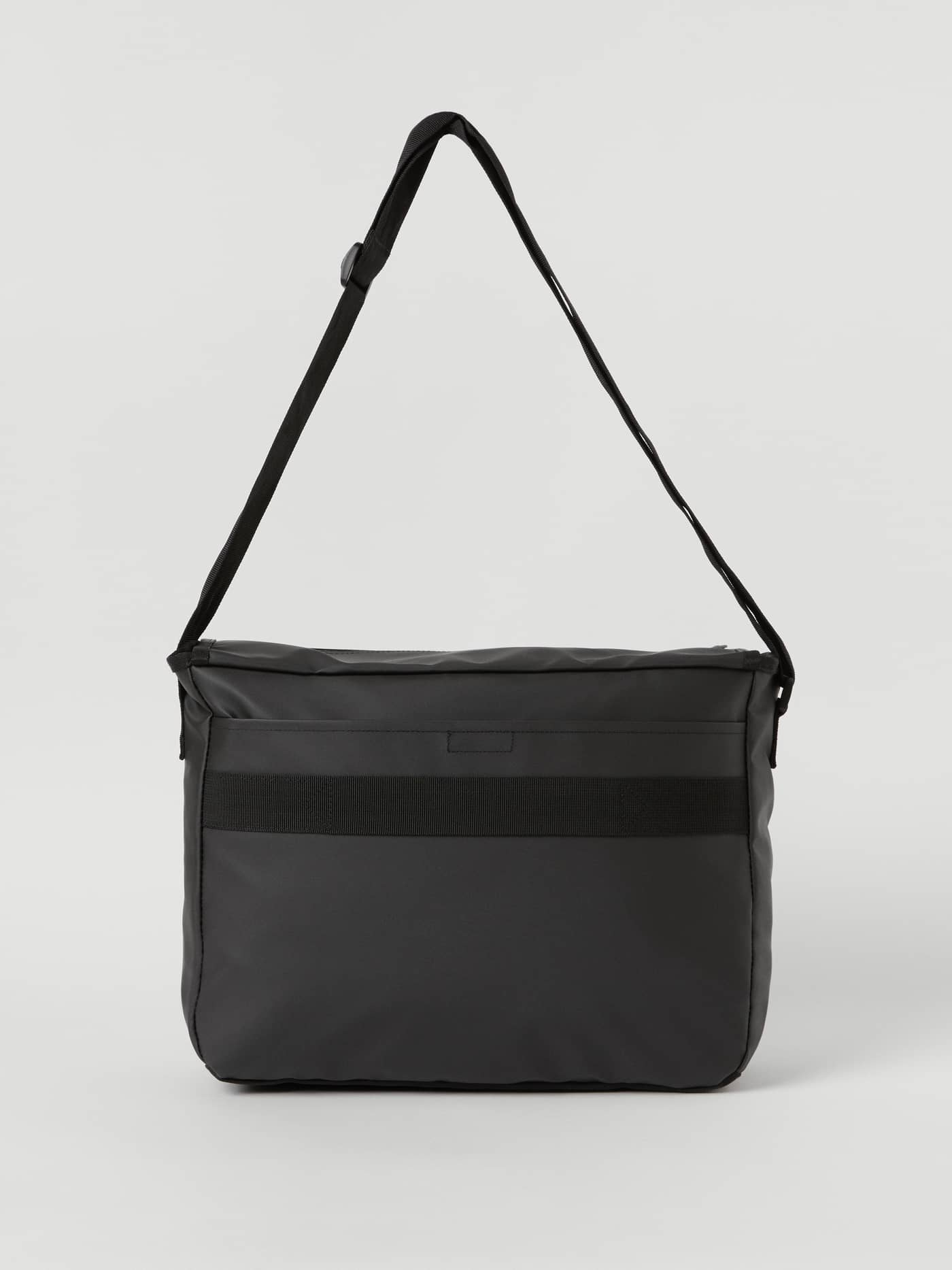 Borg Duffle Messenger Bag 12L in Black Beauty (Zwart) met waterbestendige coating en verstelbare band, achteraanzicht. - Image 3