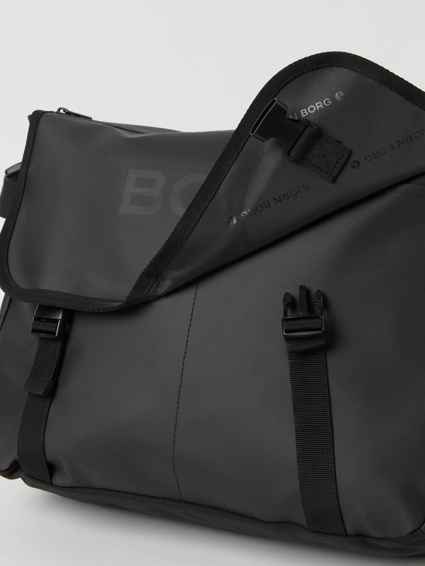 Borg Duffle Messenger Bag 12L in Black Beauty (Zwart) met een rubberachtige TPE-coating en een ton-sur-ton logo. - Image 4