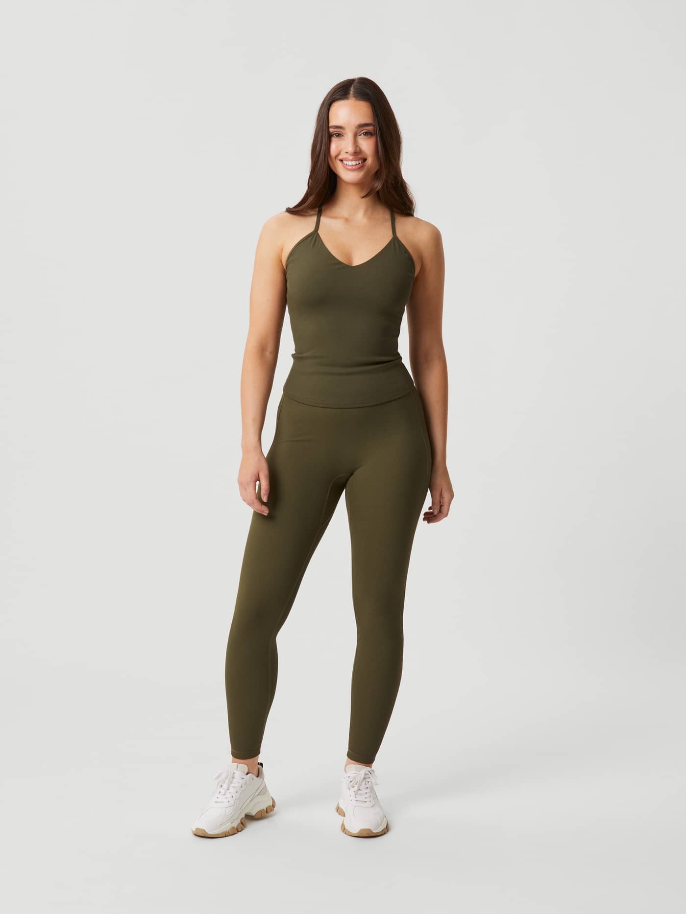 Studio Rib Strap Tank i Olive Night (Grønn) med ribbestrikket, tettsittende passform til trening, sett forfra i helfigur. - Image 3