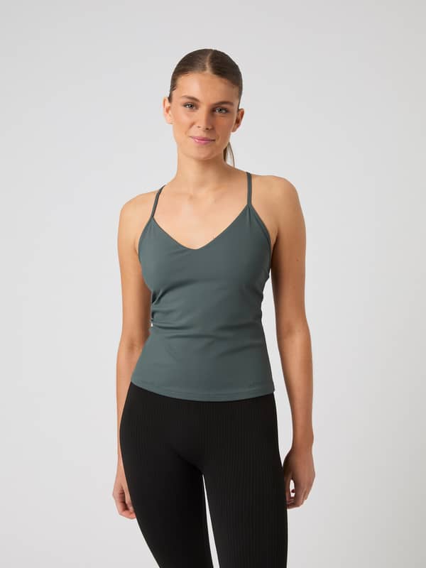 Vista frontal de una modelo con la Studio Rib Strap Tank en Urban Chic (Verde) de ajuste ceñido para entrenamiento.