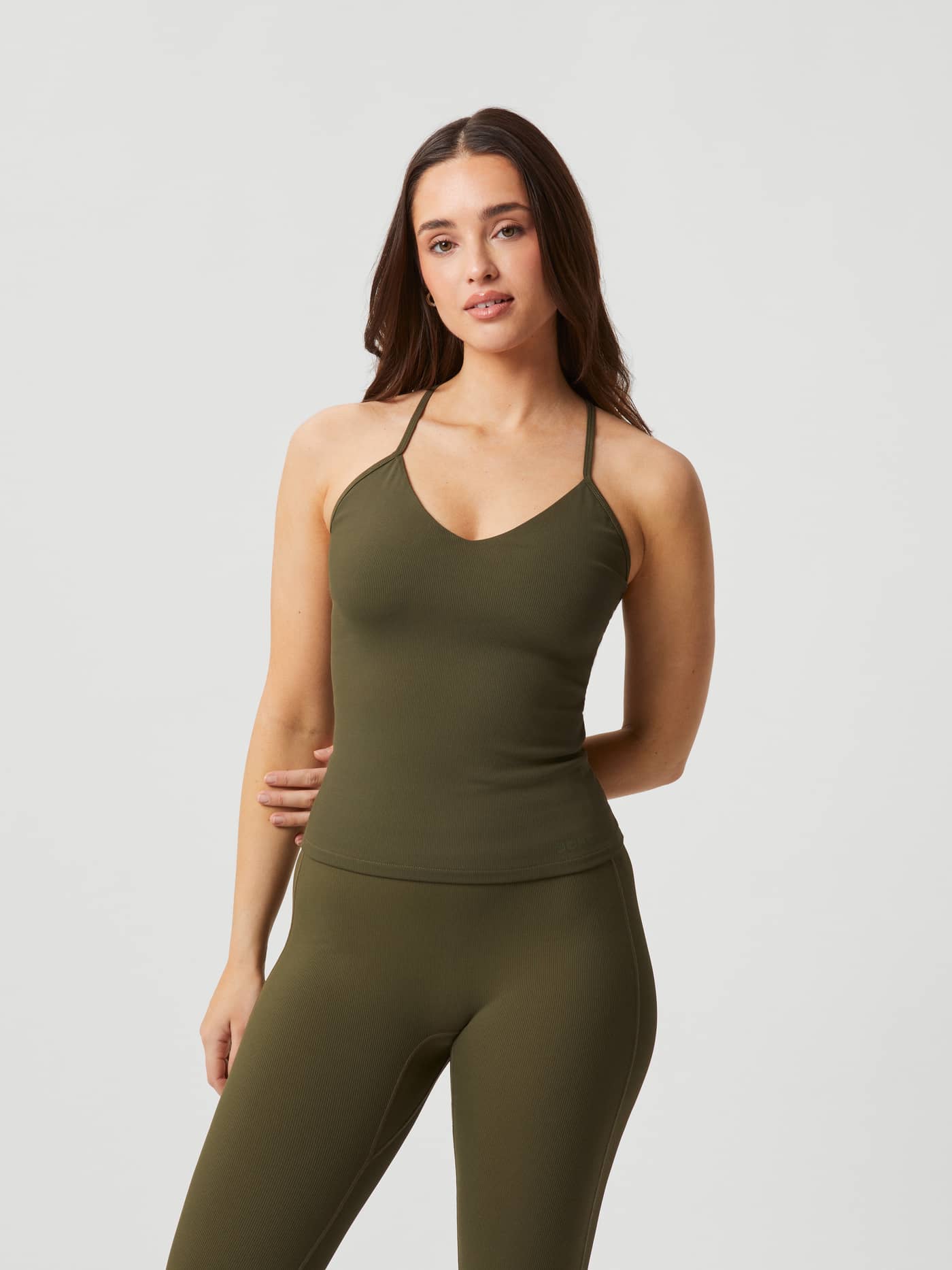 Studio Rib Strap Tank i Olive Night (Grønn) med ribbestrikket tekstur og smal passform for trening, sett forfra. - Image 1