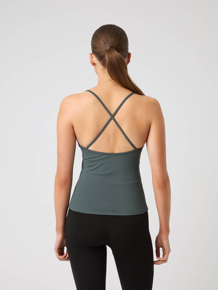 Vue arrière d'une femme portant le Studio Rib Strap Tank ajusté et côtelé en Urban Chic (Vert) pour l'entraînement. - Image 2