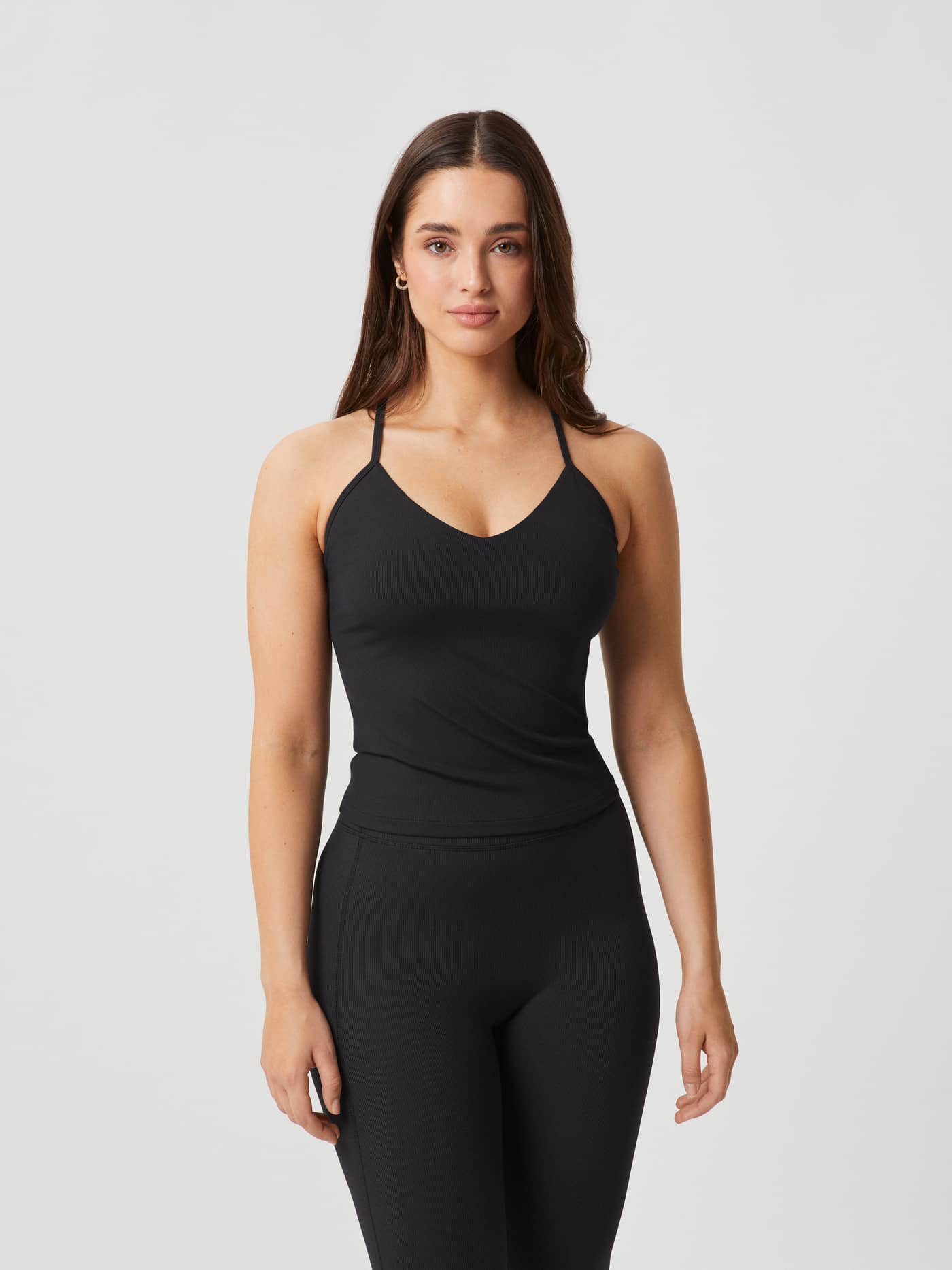 Studio Rib Strap Tank i Black Beauty (Sort) set forfra med ribstrikket struktur og V-hals til træning. - Image 2