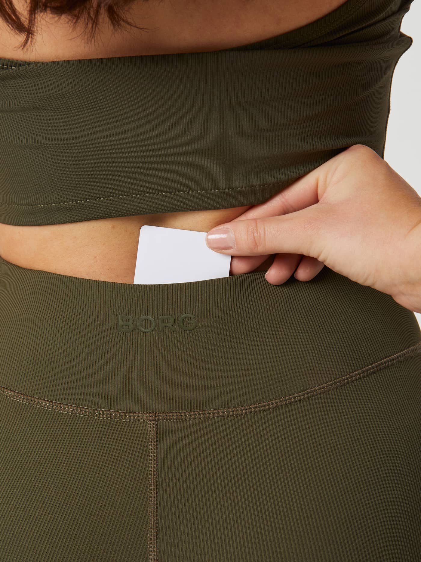 Verborgen zak en tonaal Borg-logo op de ribgebreide Studio Highwaist Rib Tights in Olive Night (Groen) voor training. - Image 4