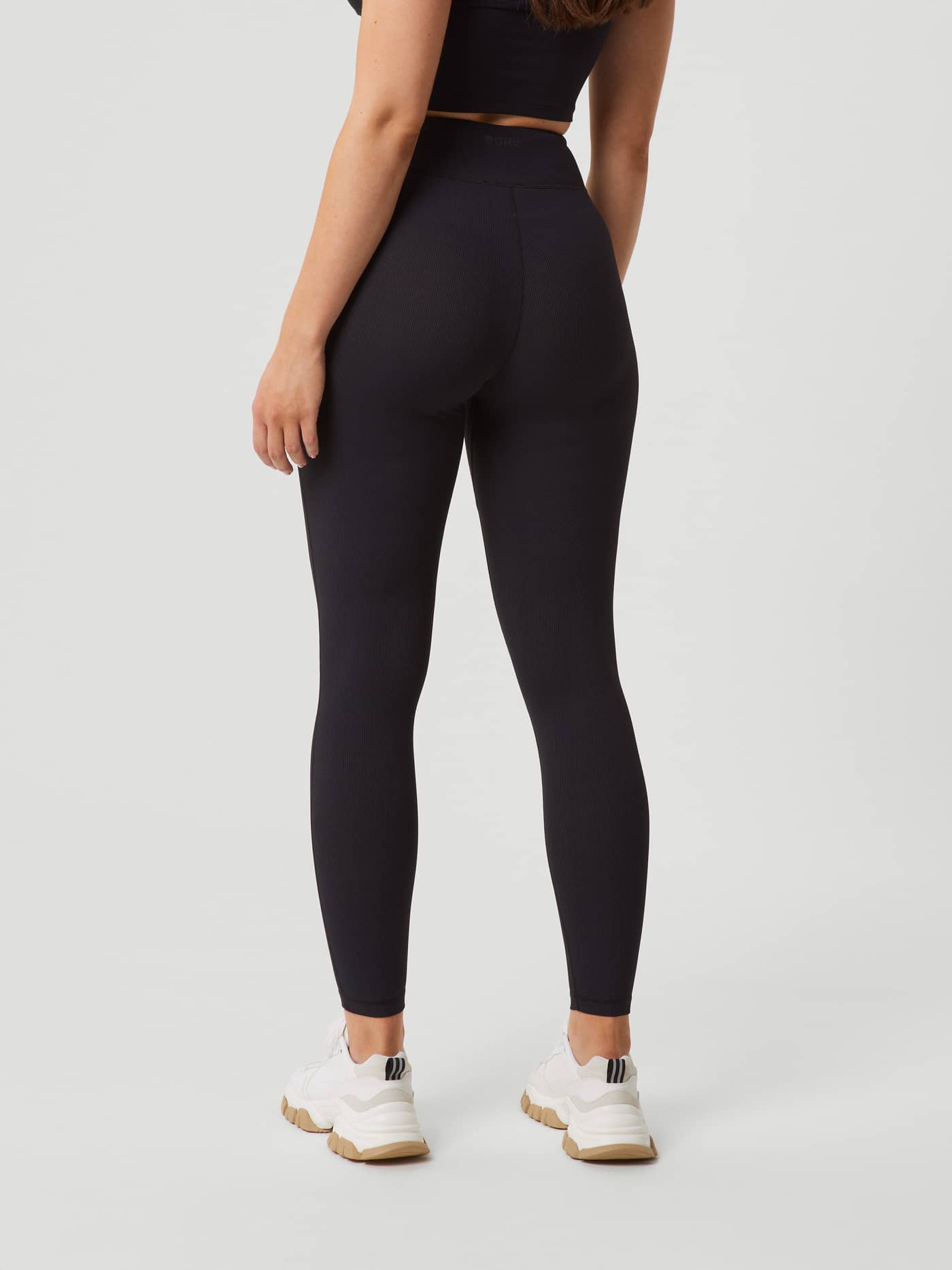 Studio Highwaist Rib Tights in Black Beauty (Zwart) met ribgebreide structuur en nauwe pasvorm voor training, achteraanzicht. - Image 3