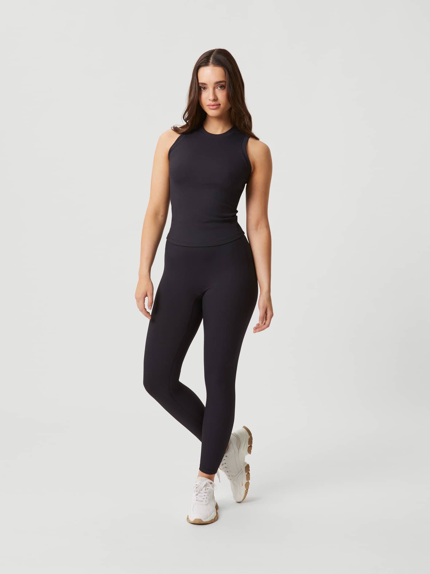 Full-body front view of a model in the ribbed Björn Borg Studio Highwaist Rib Tights in Black Beauty (Black) for training. - Image 1
