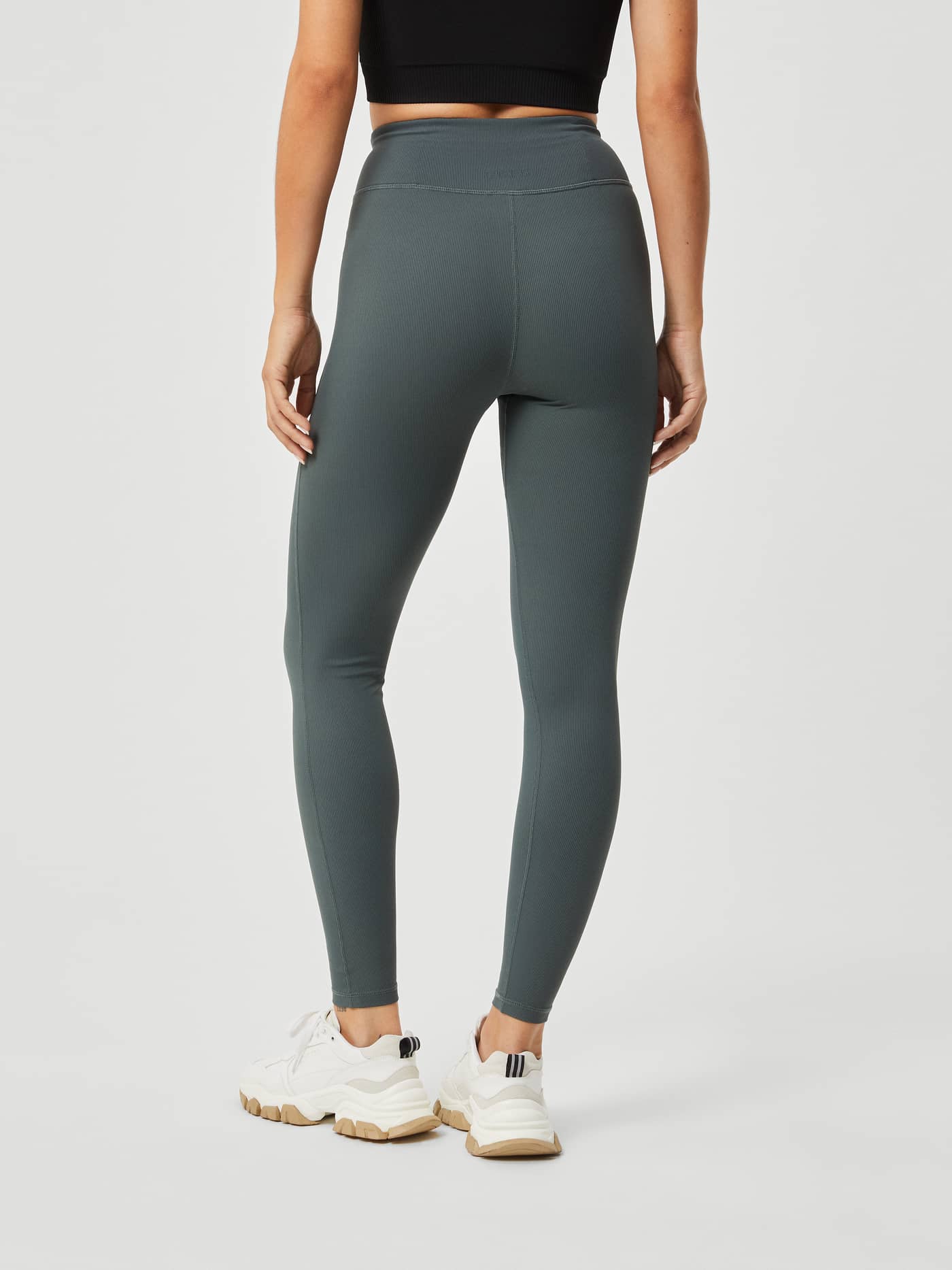 Achteraanzicht van de Studio Highwaist Rib Tights in Urban Chic (Groen) met een slim fit voor training. - Image 3