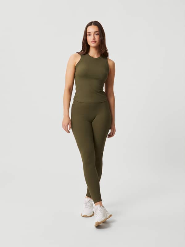 Björn Borg Studio Highwaist Rib Tights in Olive Night (Groen) met een slim-fit voor training, getoond in vooraanzicht.