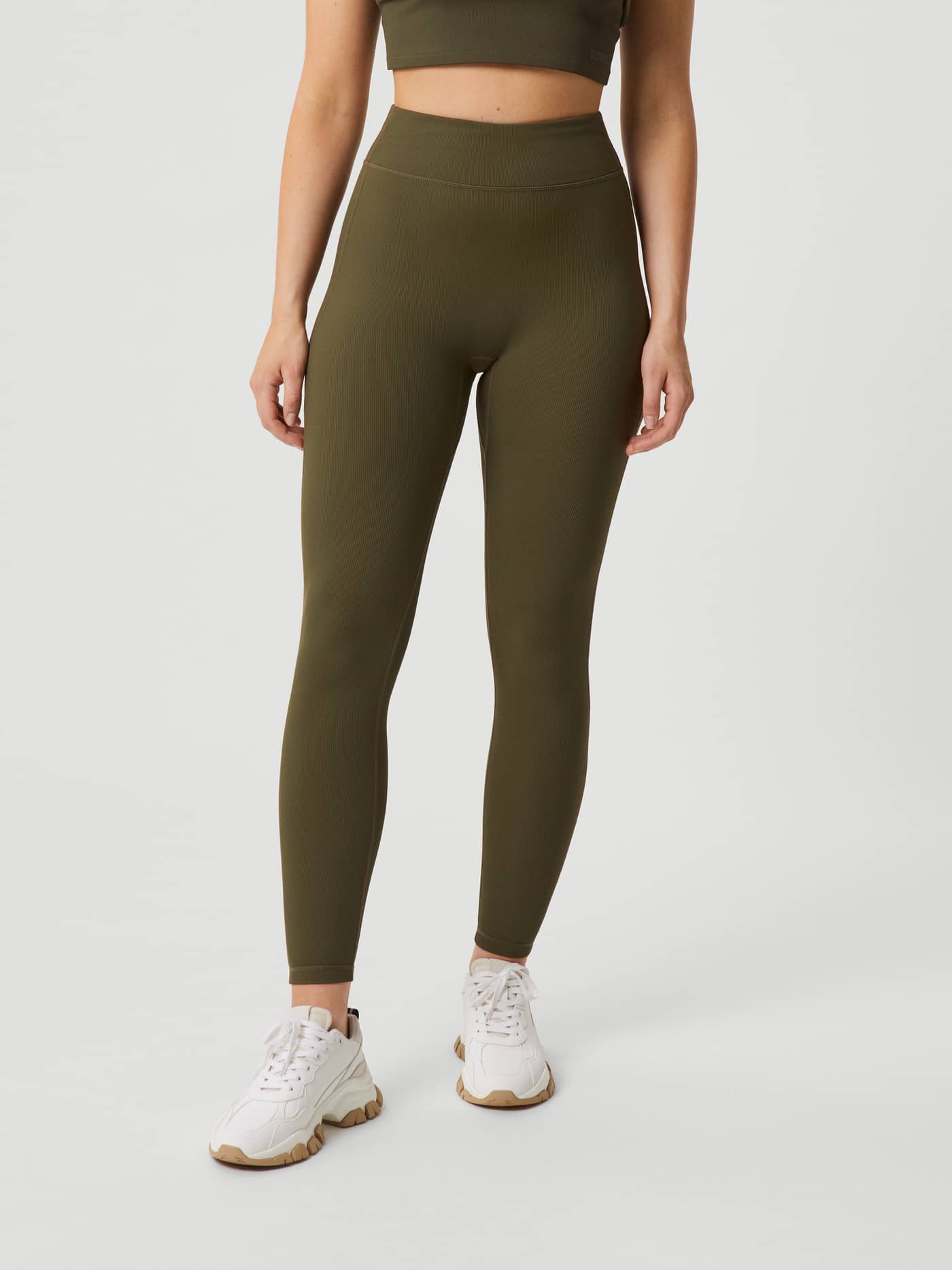 Studio Highwaist Rib Tights in Olive Night (Groen) met een slim fit voor training, getoond in vooraanzicht. - Image 2