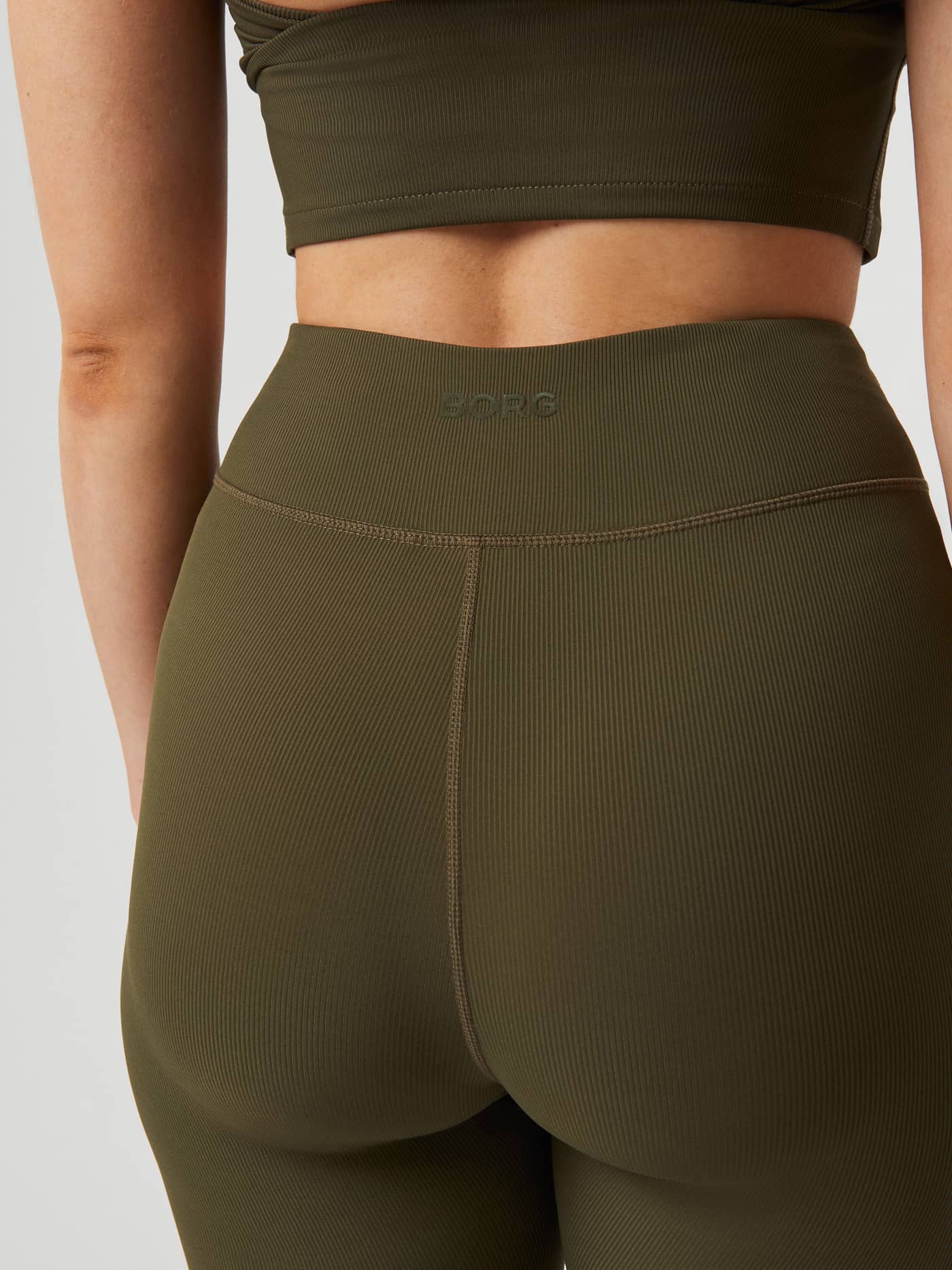 Geribde Studio Highwaist Rib Tights in Olive Night (Groen) voor training met tonaal Borg-logo in achteraanzicht. - Image 5