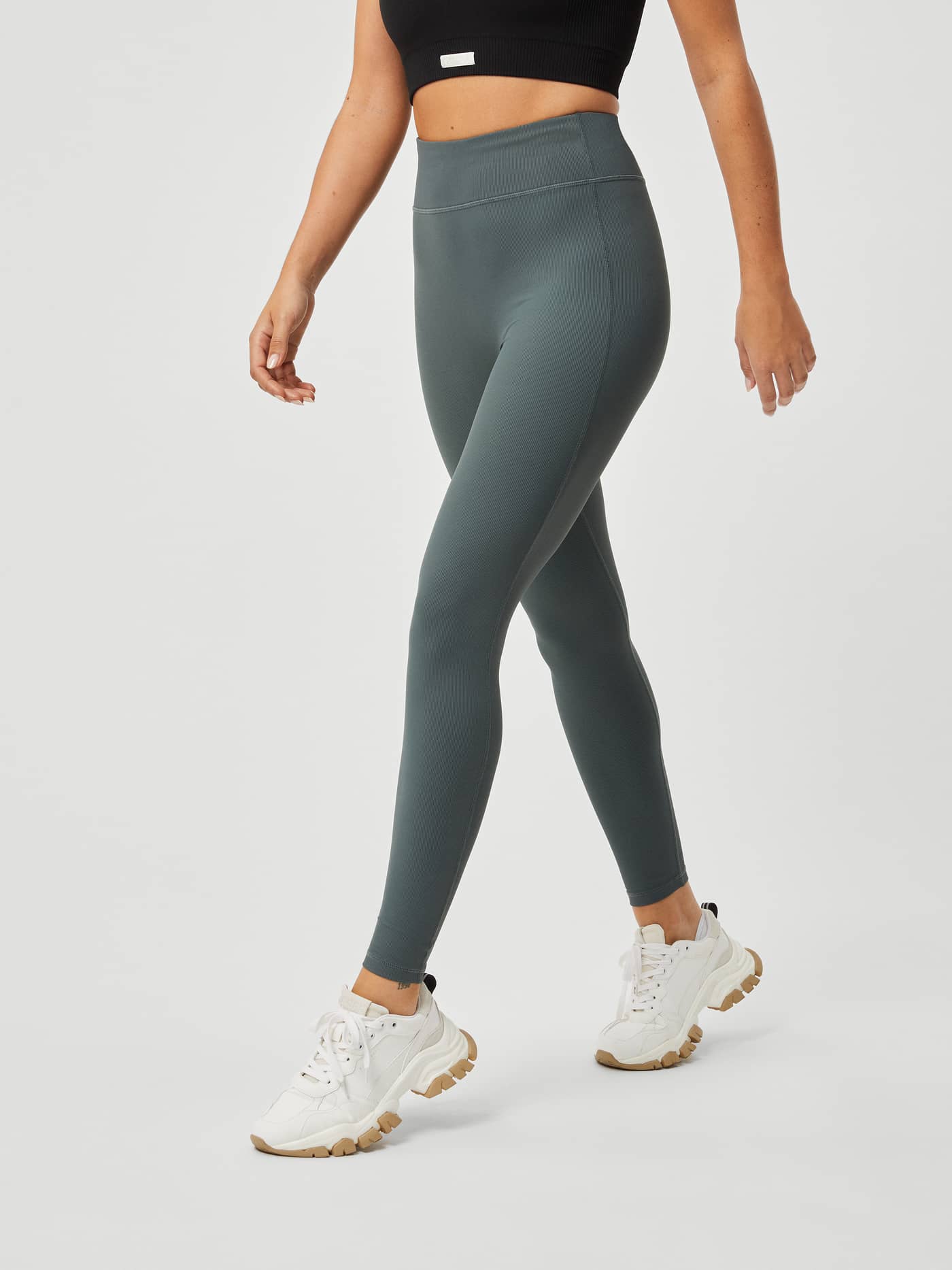 Björn Borg Studio Highwaist Rib Tights in Urban Chic (Groen) met een ribgebreide trainingspasvorm in zijaanzicht. - Image 2
