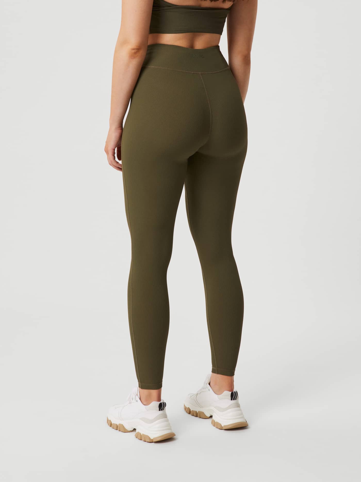 Studio Highwaist Rib Tights in Olive Night (Groen) met slim fit voor training en ton-sur-ton logo in achteraanzicht. - Image 3