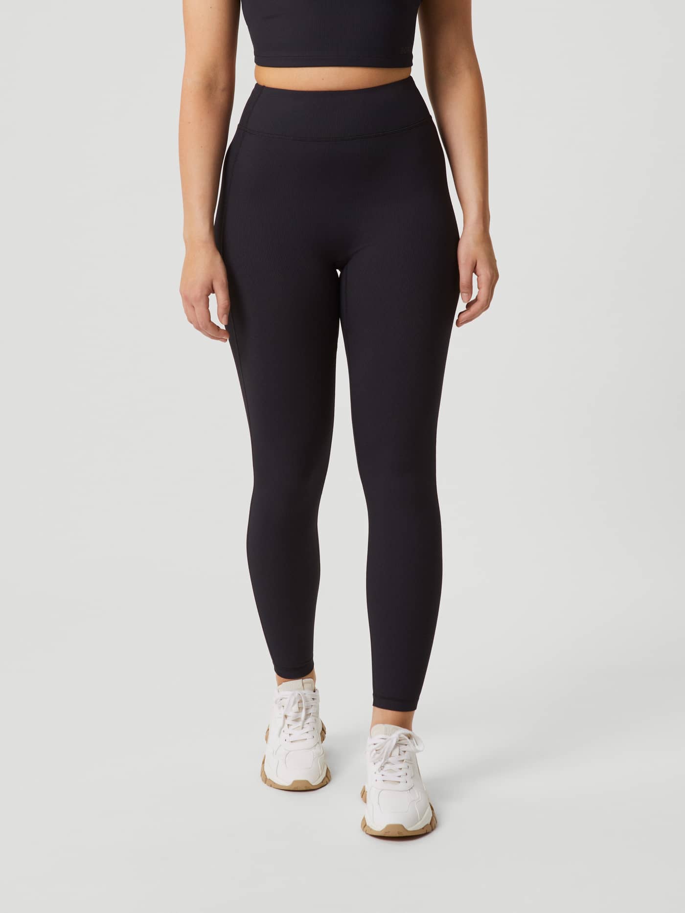 Studio Highwaist Rib Tights in Black Beauty (Zwart) voor training, ribgebreid met een slim-fit in vooraanzicht. - Image 2