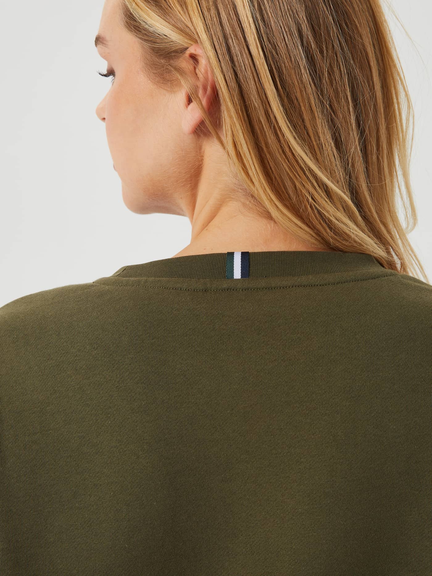 Detailed back view of the Ace Boyfriend Crew in Olive Night (Green), featuring the ribbed collar and striped tag. - Image 8
