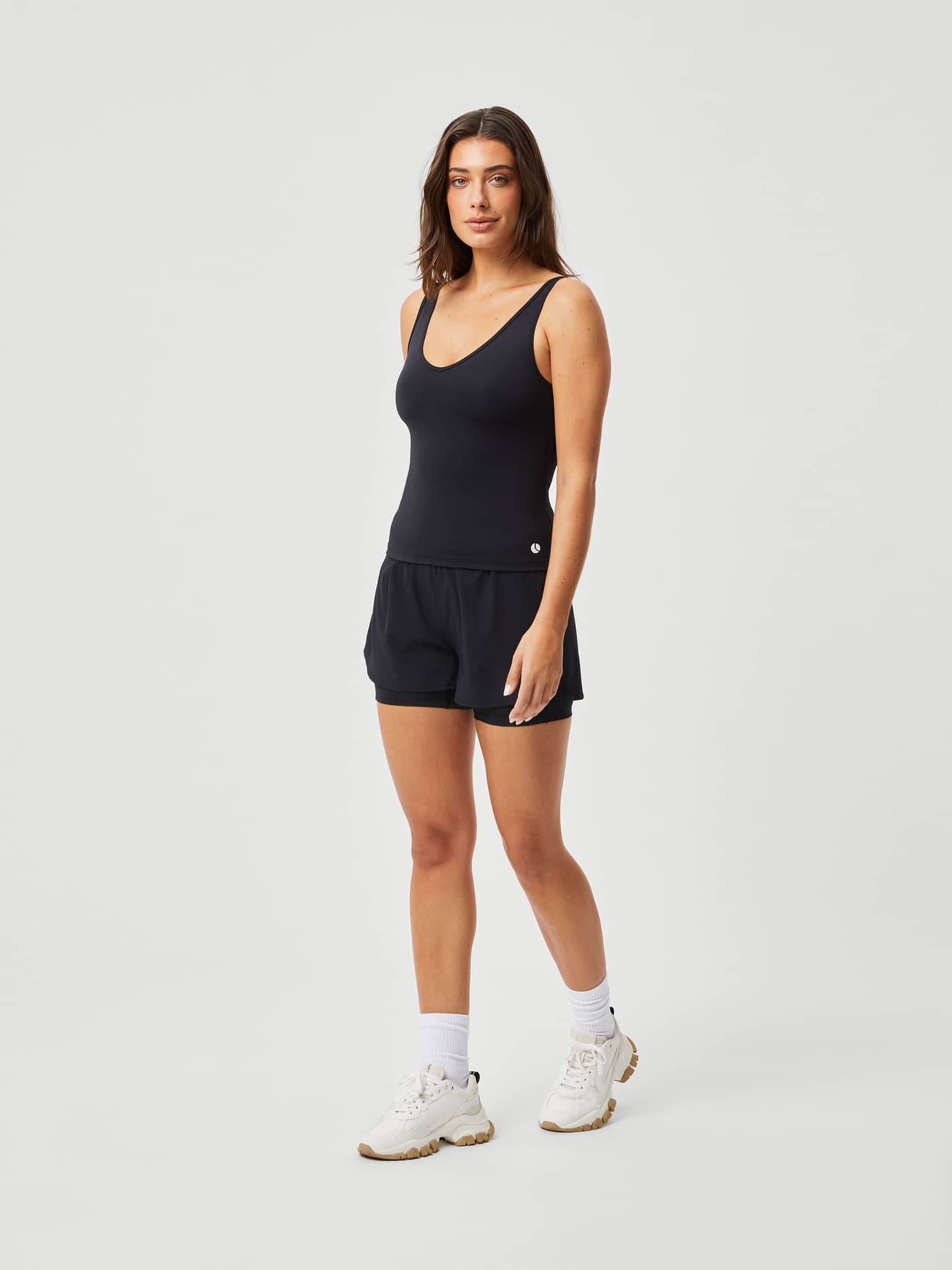 Ganzkörperansicht des Ace Deep V Tank in Black Beauty (Schwarz) für Tennis mit schmaler Passform und weißem Tennisball-Logo. - Image 3