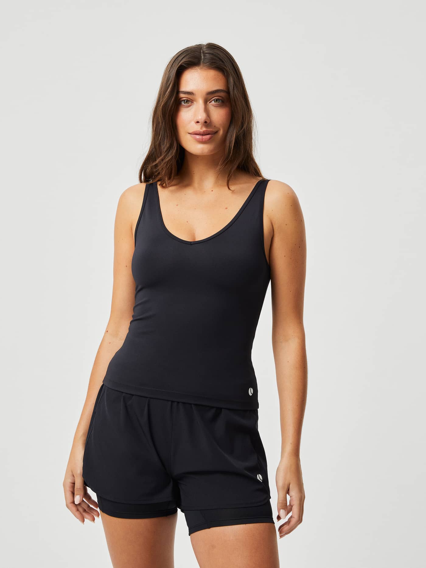 Vue de face de l'Ace Deep V Tank Black Beauty (Noir), haut extensible performant pour le tennis et l'entraînement. - Image 1