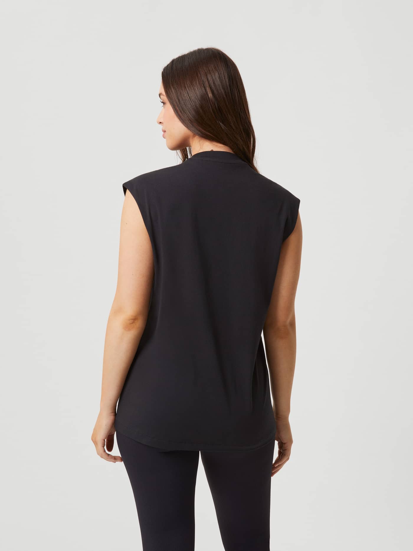 Achteraanzicht van de Studio Loose Fit Tank in Black Beauty (Zwart), een wijdvallende top van katoen voor training. - Image 2