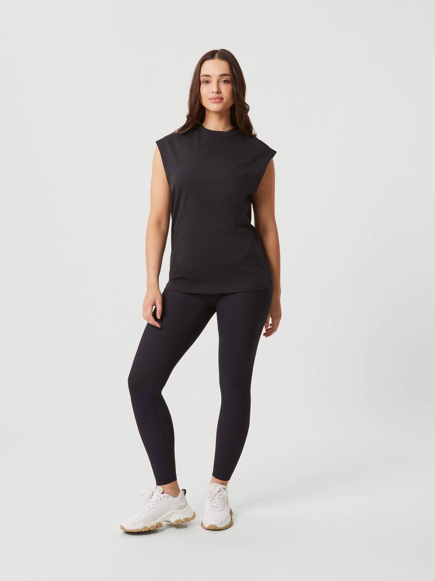 Studio Loose Fit Tank in Black Beauty (Zwart) met een wijde pasvorm voor training, volledig vooraanzicht. - Image 3