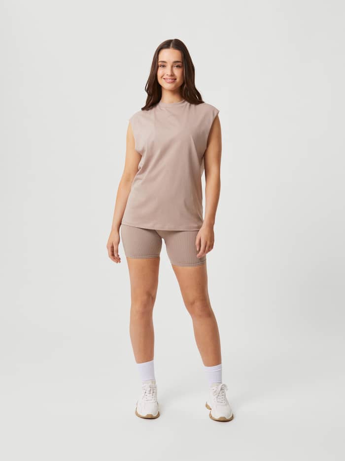 Vue de face du Studio Loose Fit Tank en Etherea (Beige) à coupe ample en coton doux pour l'entraînement. - Image 3