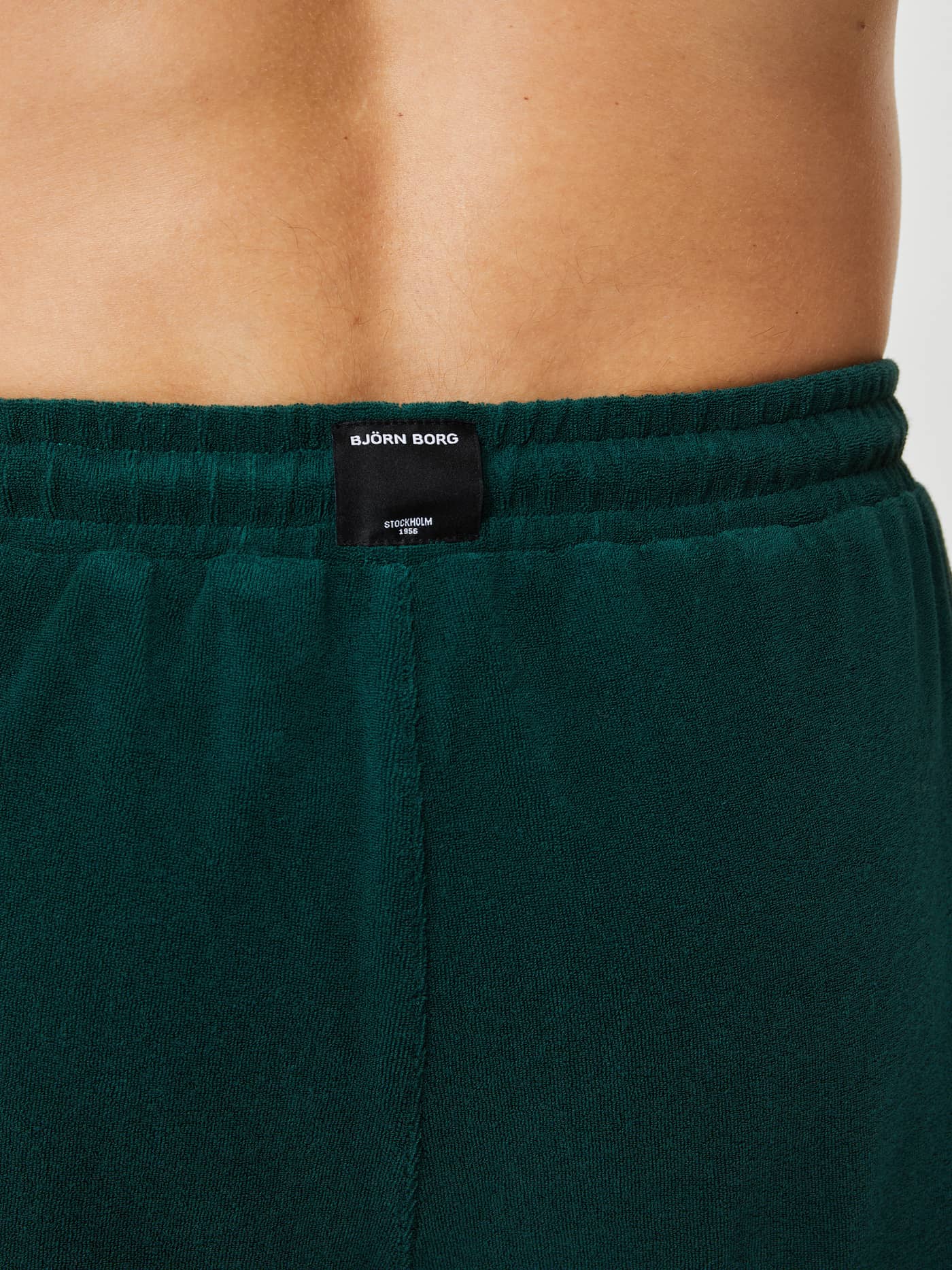 Achteraanzicht van de Borg Toweling Pool Shorts in Ponderosa Pine (Groen) van zachte badstof met een geweven logo. - Image 5