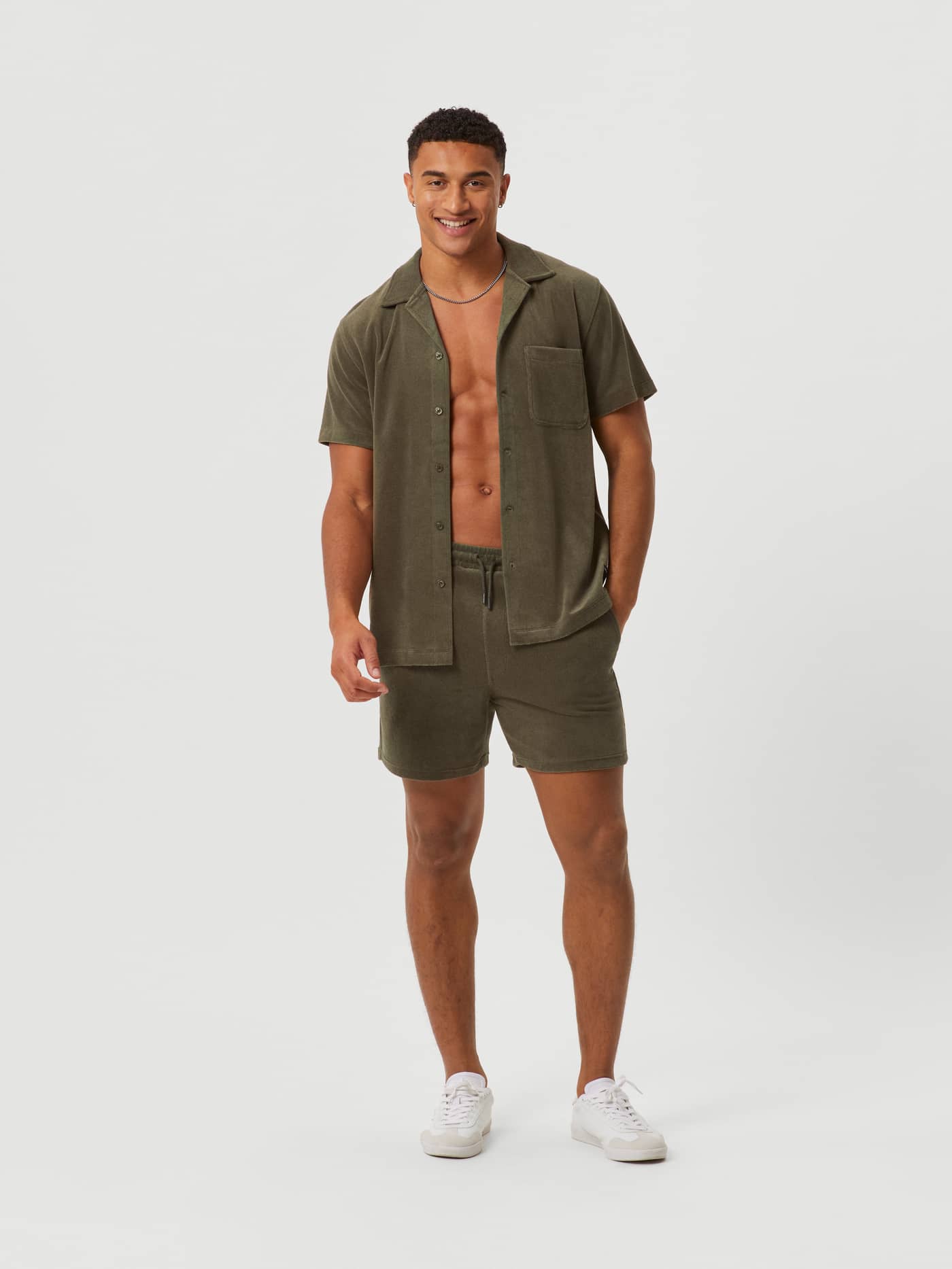 Borg Toweling Pool Shorts i Beetle (Grön) för herrar i mjuk frotté sedda framifrån i helfigur. - Image 3