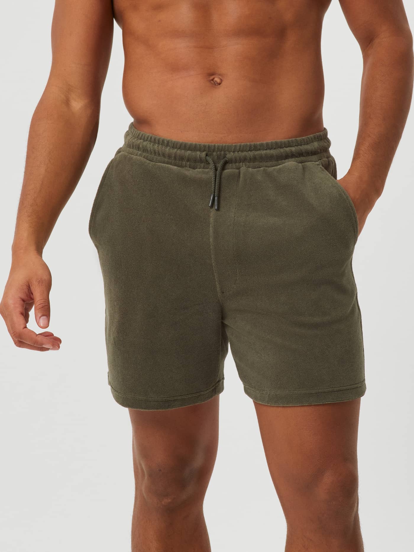 Vooraanzicht van een man in de Borg Toweling Pool Shorts in Beetle (Groen) van zachte badstof met een regular-fit. - Image 1