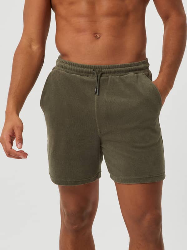 Borg Toweling Pool Shorts i Beetle (Grön) för herrar sedda framifrån, i mjuk frotté med regular fit.