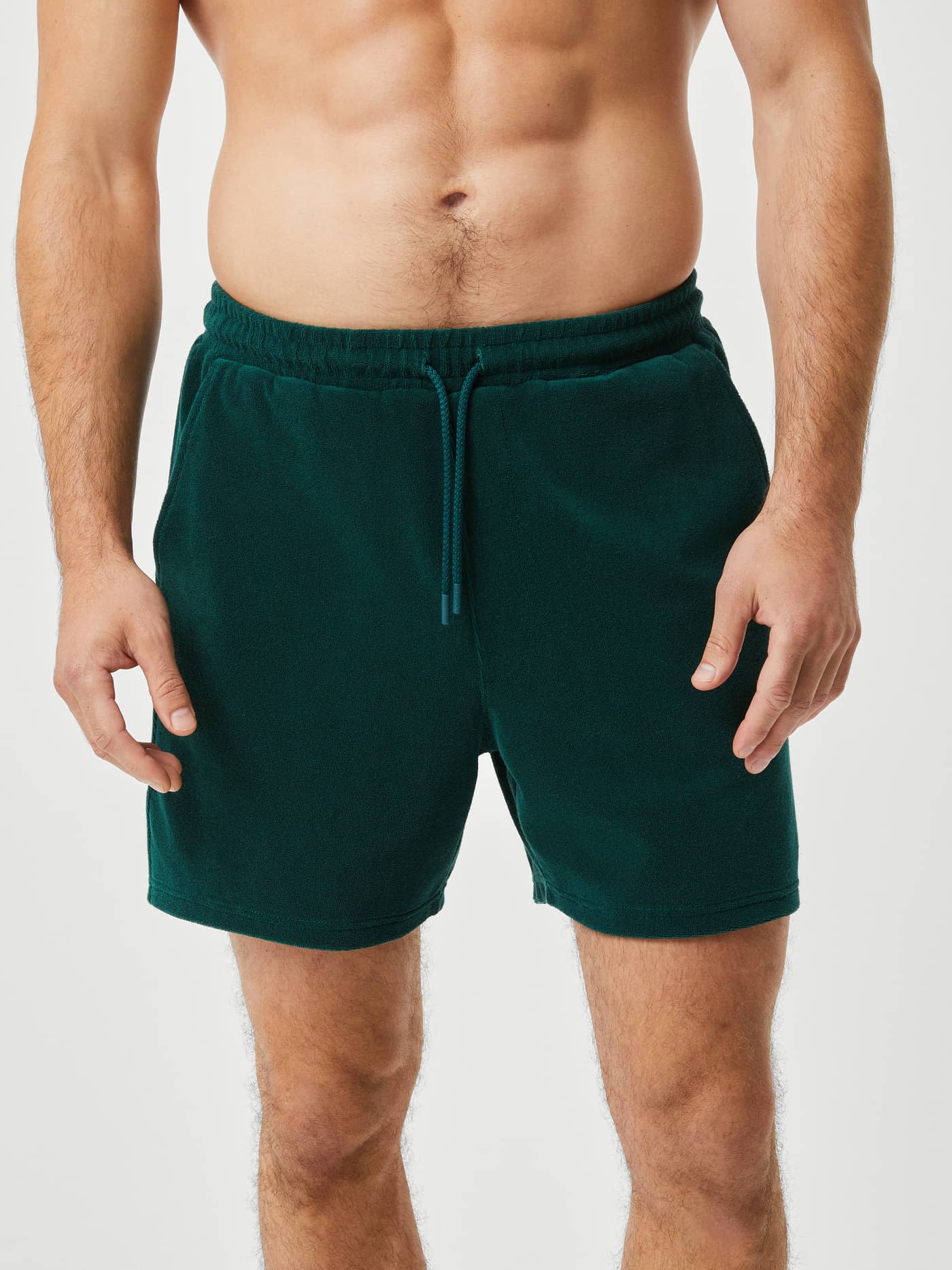 Borg Toweling Pool Shorts in Ponderosa Pine (Groen) van zachte badstof, getoond in vooraanzicht op een man. - Image 2