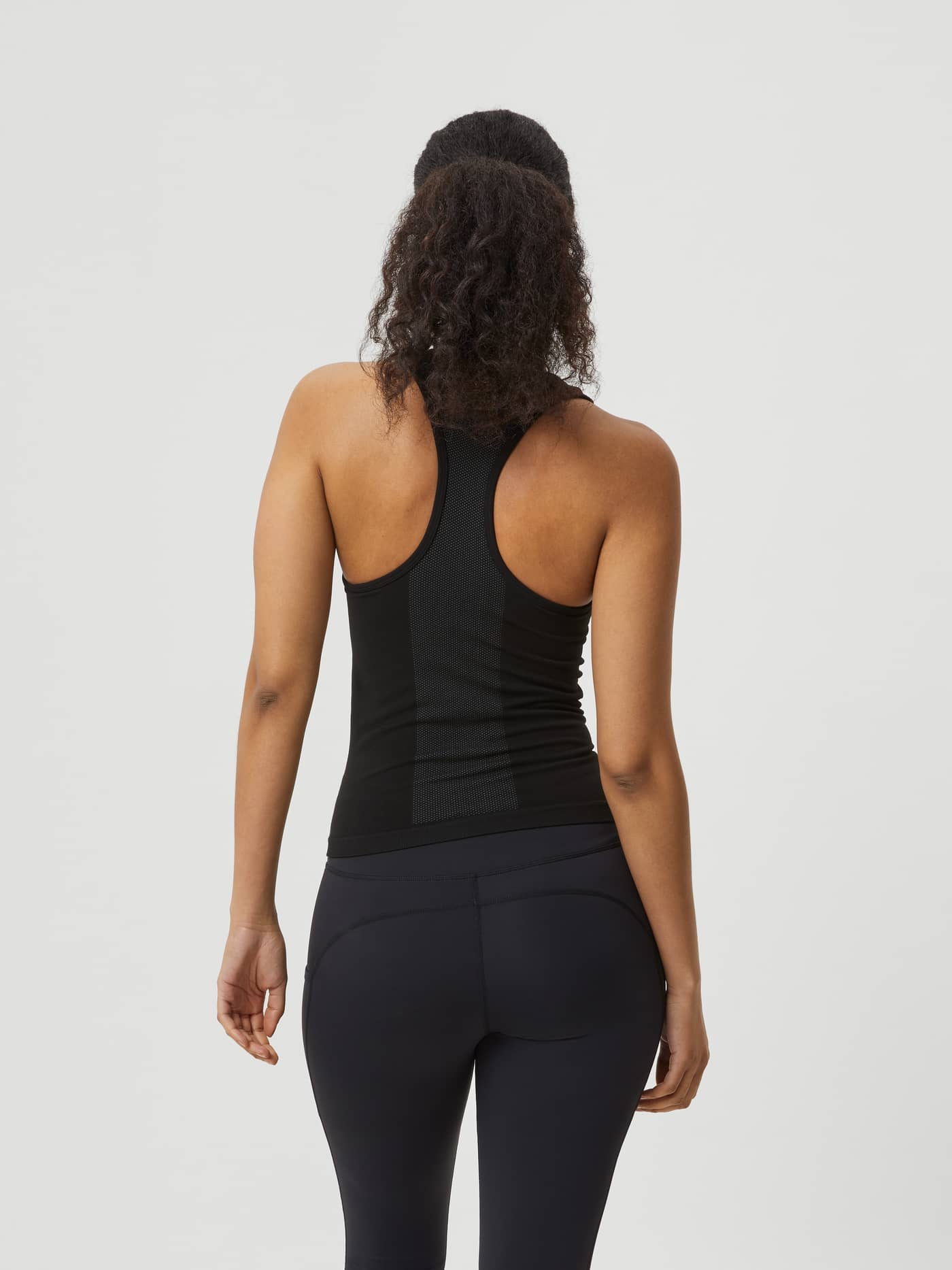 Achteraanzicht van de naadloze Borg Running Seamless Tank in Black Beauty (Zwart) met racerback voor hardlopen. - Image 2