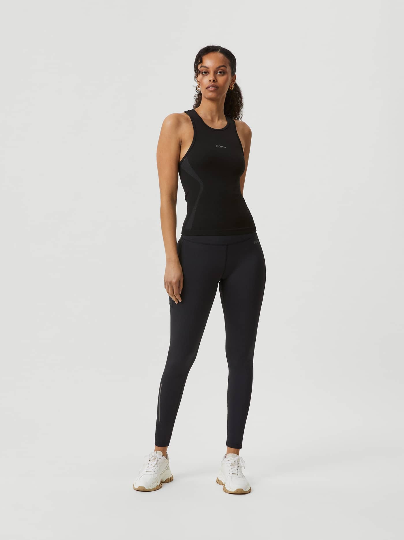 Vooraanzicht van een model in de Björn Borg Running Seamless Tank in Black Beauty (Zwart) voor hardlooptrainingen. - Image 3