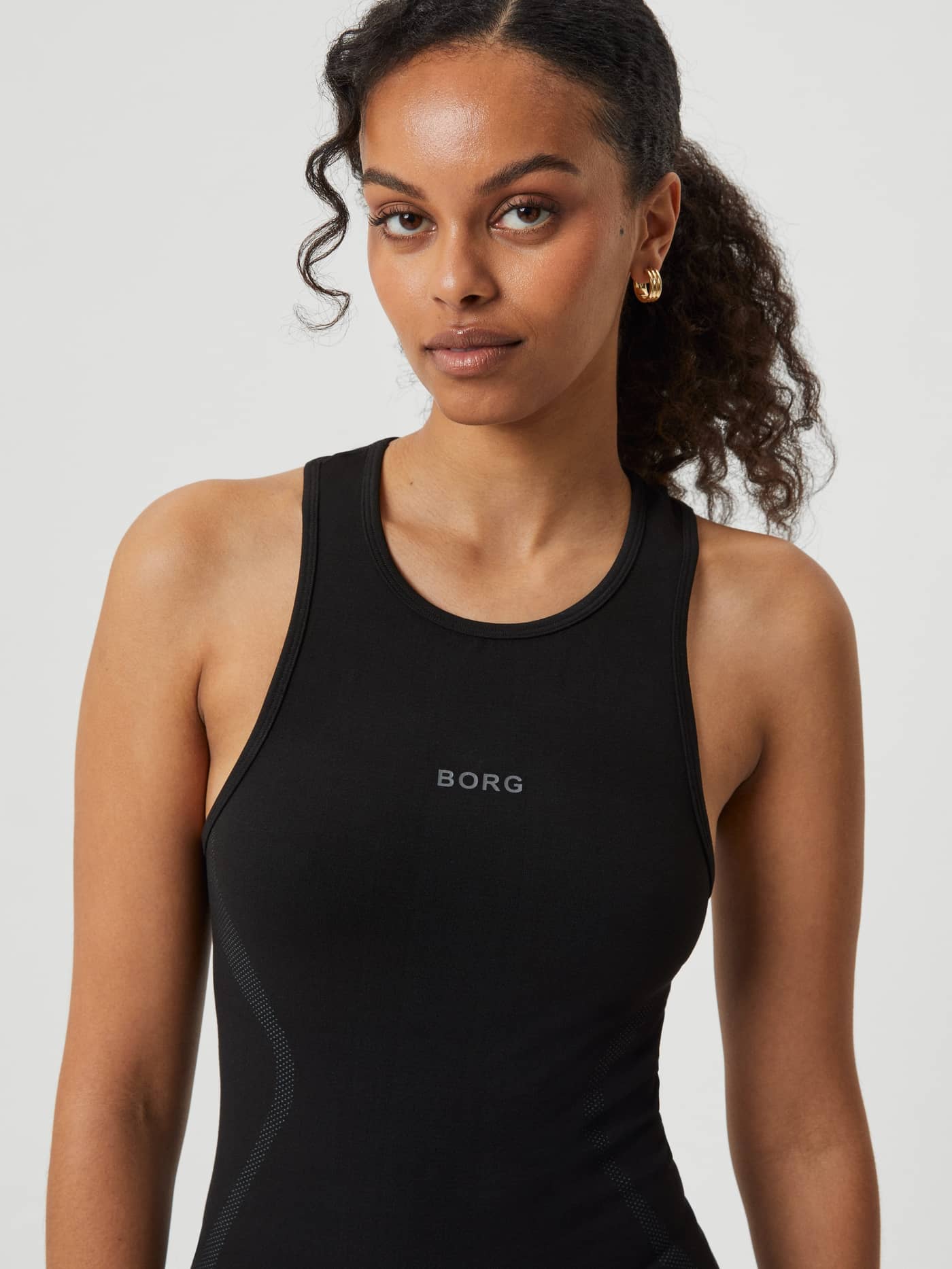 Borg Running Seamless Tank in Black Beauty (Zwart) met grijs logo en perforaties voor hardlopen met een slanke pasvorm. - Image 4