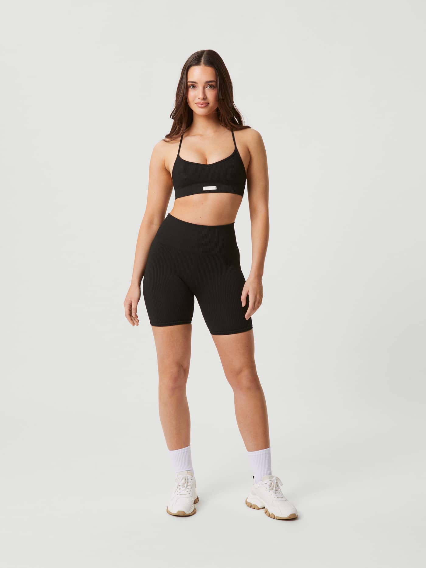 Studio Seamless Ribbed Strap Bra in Zwart voor training, naadloos ribgebreid met een wit logolabel in vooraanzicht. - Image 3